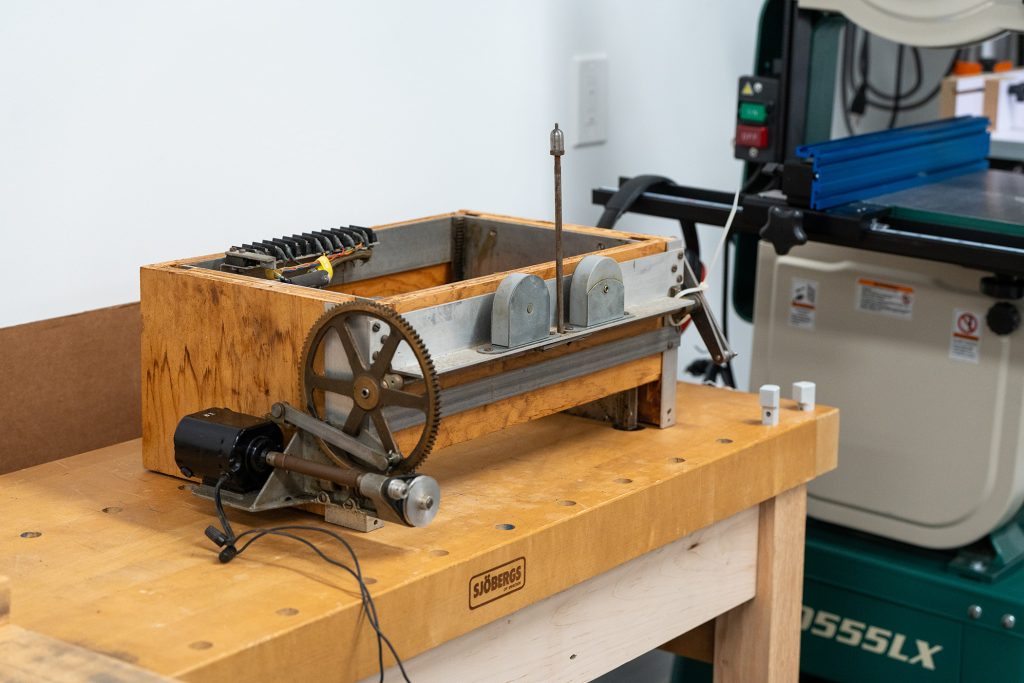 A look at the inner mechanism of the IBM lectern. The IBM lectern’s inner mechanism raises and lowers the lectern to the speaker’s preferred height. This was an innovative feature that other lecterns of the time did not feature. / Photograph by Aaron Rodriguez